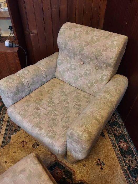 Продавам 2 фотиоли  и 2 таблетки в много добро състояние без протрито