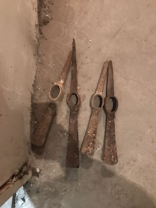 Кирки за копане от комунизма