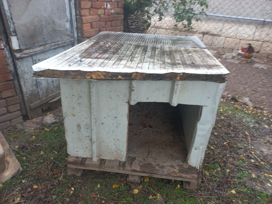 Продавам две къщи за кучета.