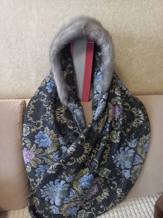 Капор из кашемира с голубой норкой