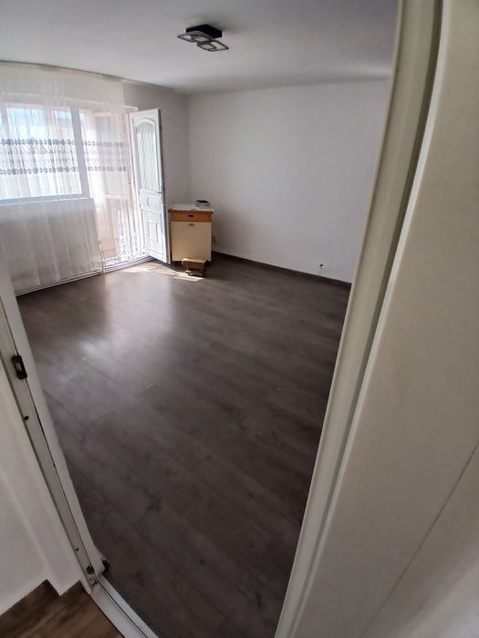 Apartament semidecomandat etaj 1