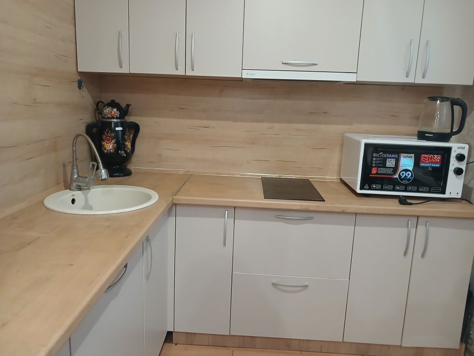 Продам кухонный гарнитур с индукционной плитой