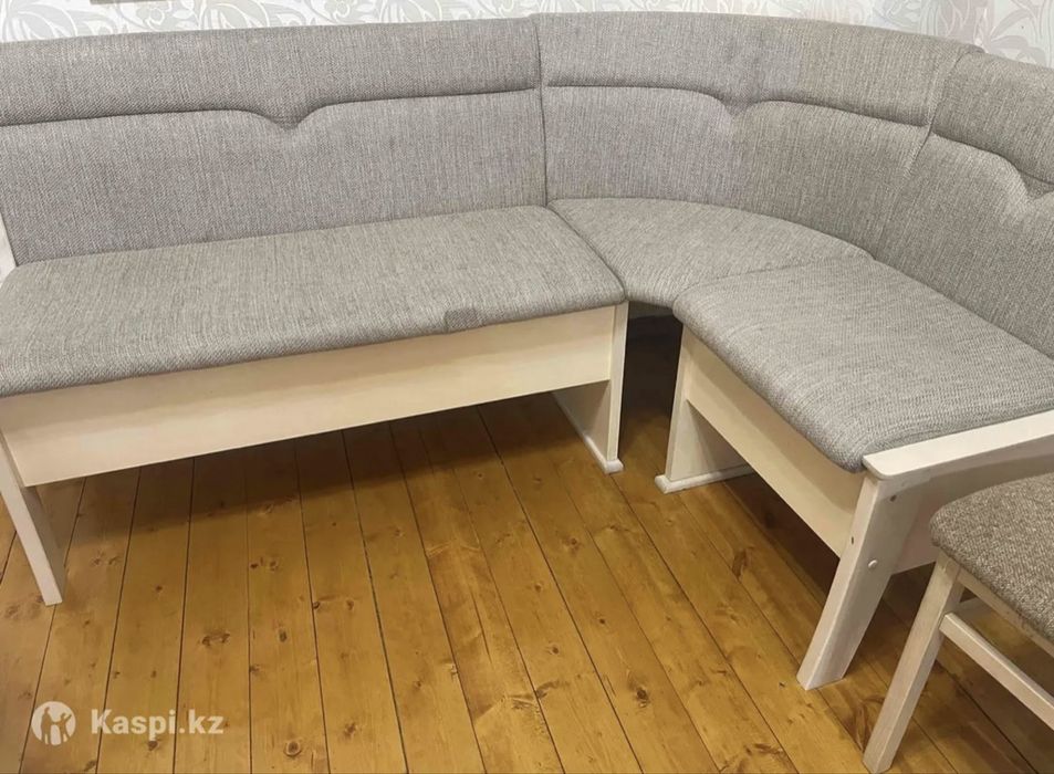 Кухонный уголок со стульями