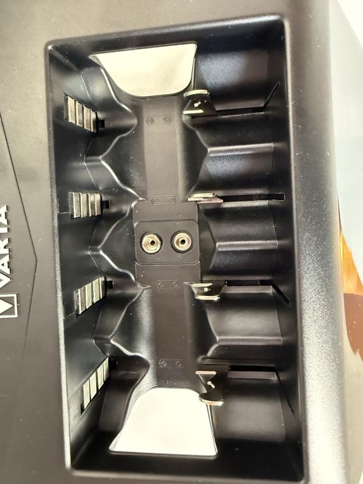 VARTA USB Quattro Charger – зарядно за акумулаторни батерии AA/AAA