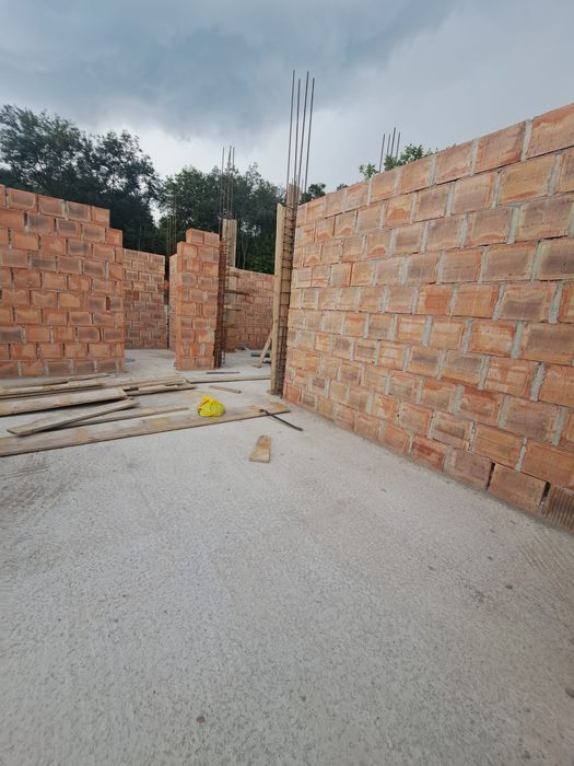 Teren+ casă în construcție