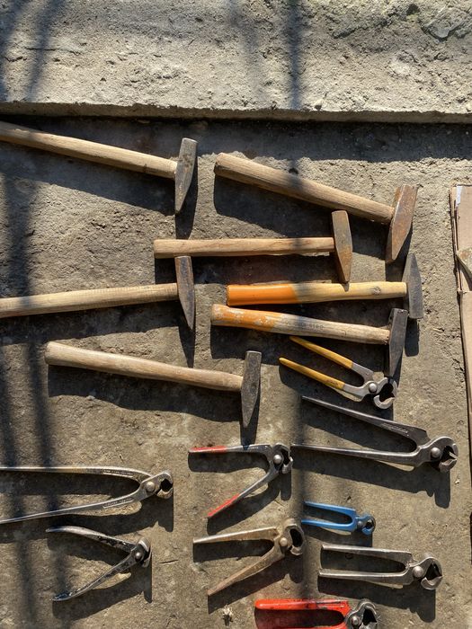 Topoare,ciocane si clesti de vanzare