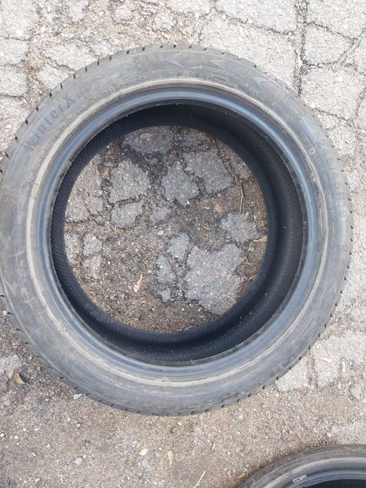 4 шины 245 45 R19. Один отличается рисунком.