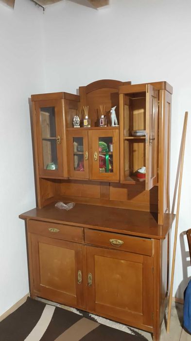 Vechime Scaune Masă Lustre tavan Dulap Scaune