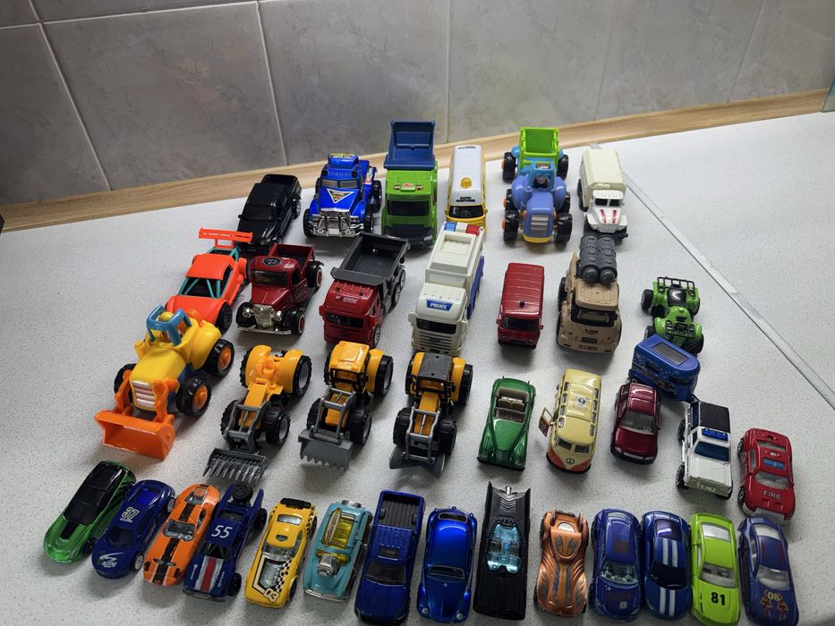 Продам детские игрушки( машинки)