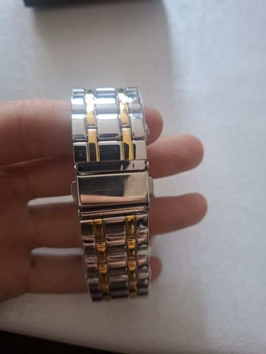 Продам часы новые