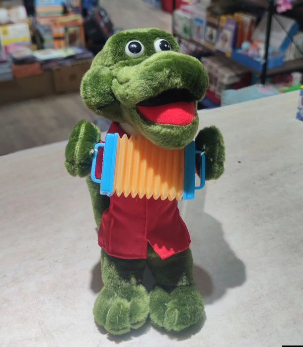 Игрушка крокодил Гена.