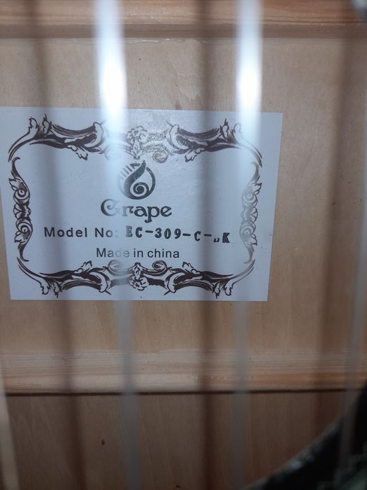 Vând 2 chitare puțin folosite