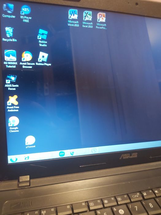 Leptop Asus cu încărcător