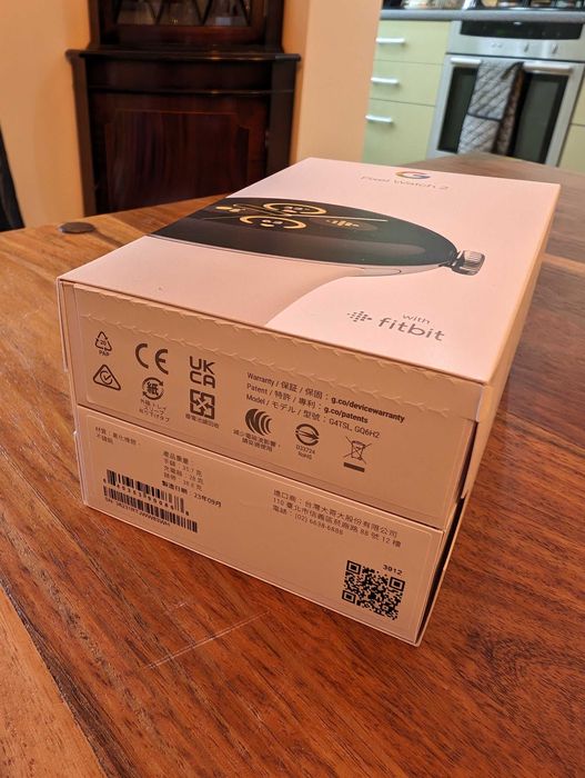 Google Pixel Watch 2, чисто нов смарт часовник, сребърен, Wi-Fi, Fitbit, каишка "порцелан"