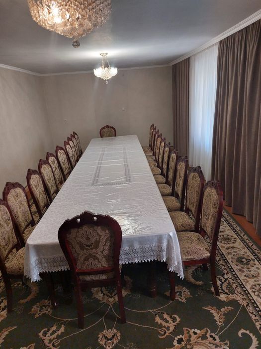 Стол и стулья для зала