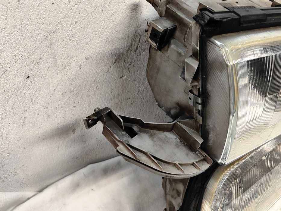 Оригинални  фарове  Мерцедес 202 Ц  Mercedes C 202 Feis