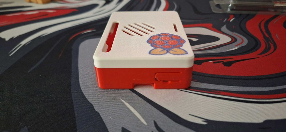 Vând carcasă pentru Raspberry Pi 5