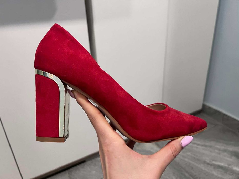 Червени обувки на ток, нови и неползвани