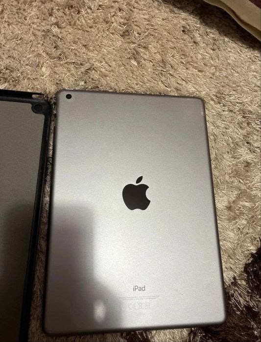iPad 6th gen 32GB + fast charger