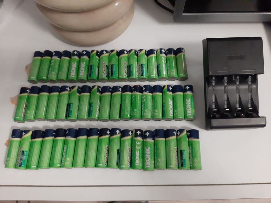Pachet 50 acumulatori reincarcabili Tronic AA 2500 mah  + incarcator Tronic.