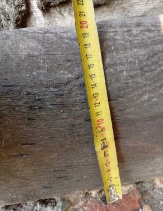 Vând lemn vechi de salcâm pentru proiecte rustice