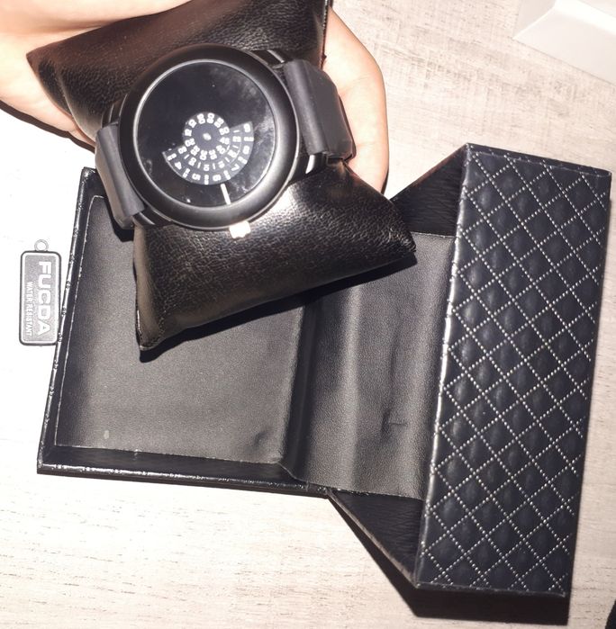 Zamanoviy soat sotiladi