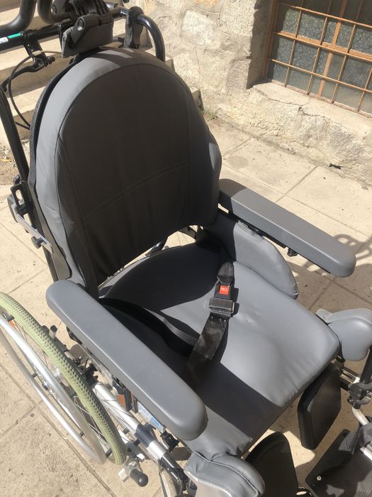 Scaun cu rotile pentru oameni cu dizabilități