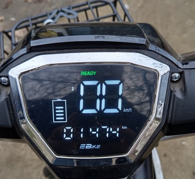 Продавам два броя електрически скутери.