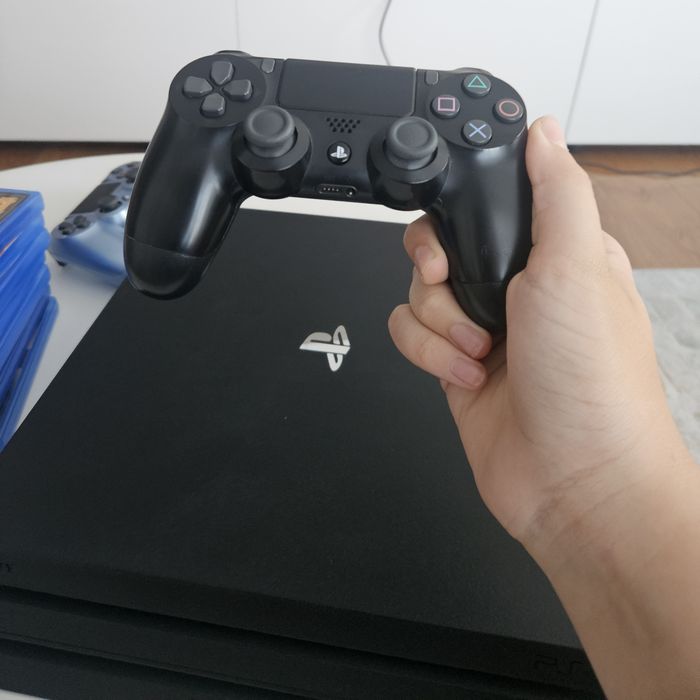 PlayStation 4 Pro 1TB + 2 Controllere Originale + 7 Jocuri