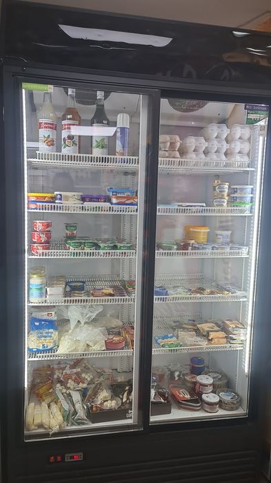 Есть Холодильник  и стелажи