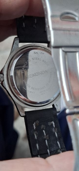 SECONDA ceas de mînă bărbătesc cu baterie și curea din piele.