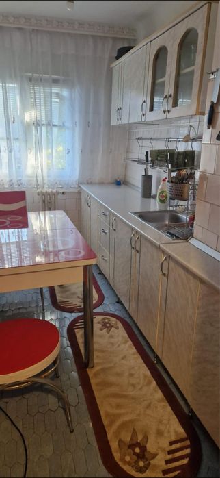 Inchiriez un apartament zona rovine