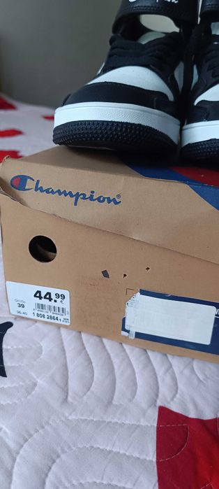 Adidași firma champion
