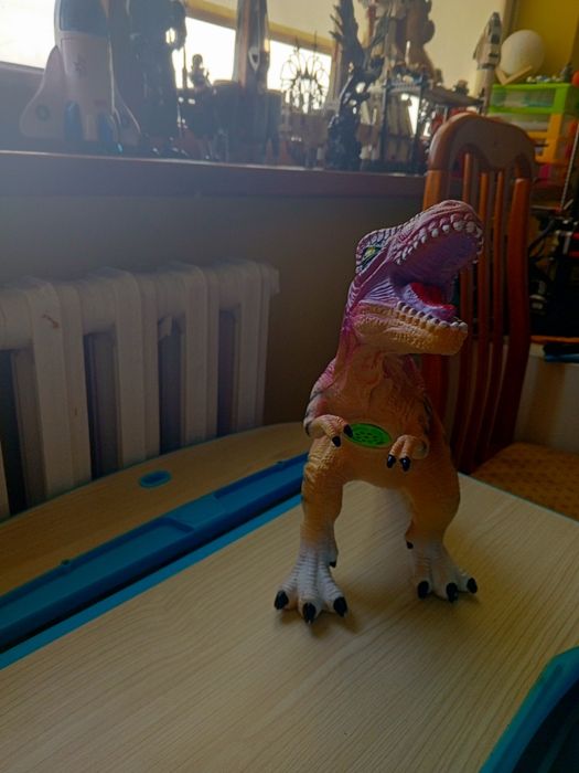 Рычащий динозавр