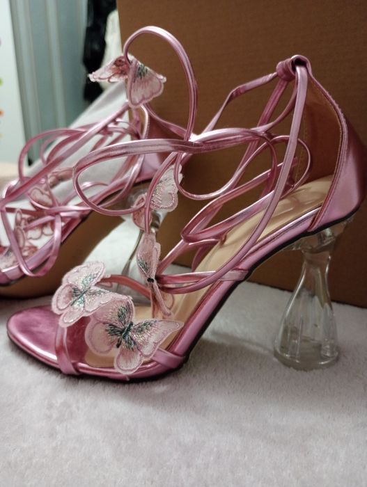 Комплект розови рокля и токчета.