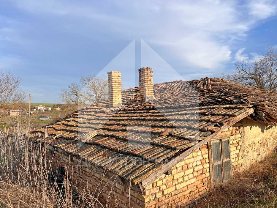 Продава къща с 2 дка двор в с. Караманите, общ Вълчи дол (обл. Варна).