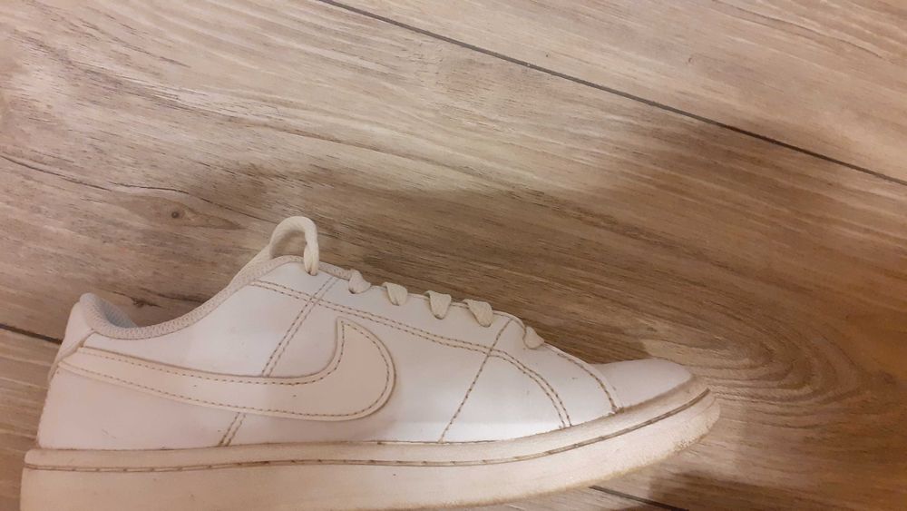 Дамски бели маратонки  Nike Court Royale