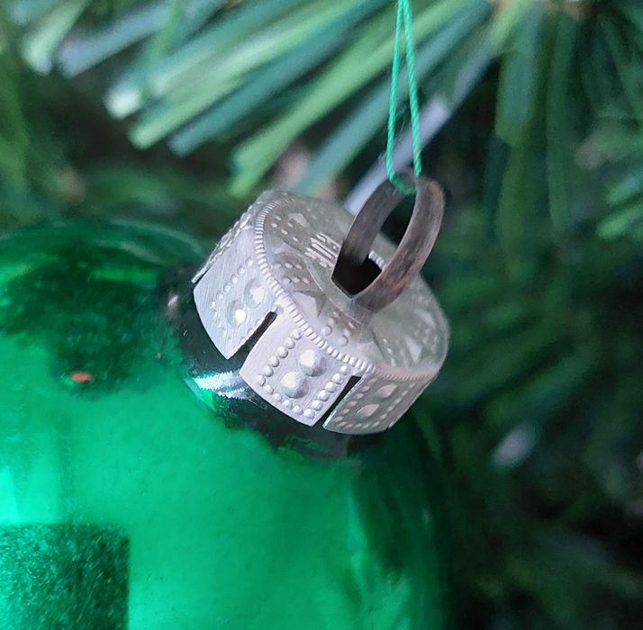 Красивая елочнач игрушка