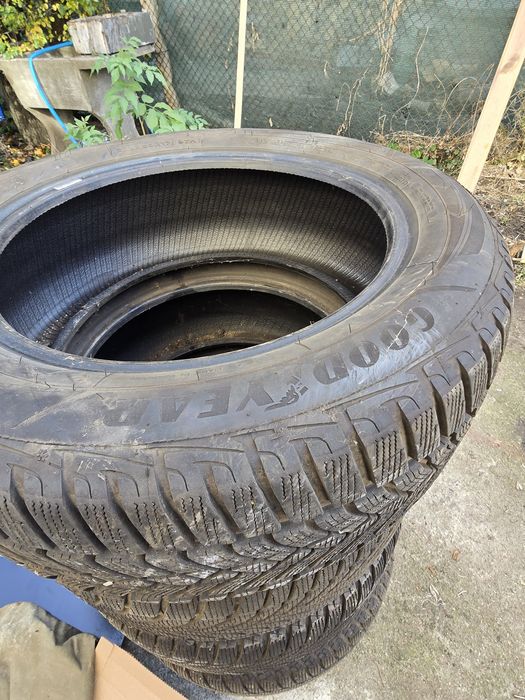 Зимни гуми перфектни Goodyear 225/55/17 карани 2 сезона
