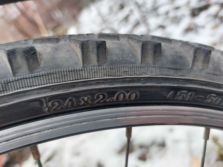 Bicicleta mountain bike de culoare roșie de vanzare