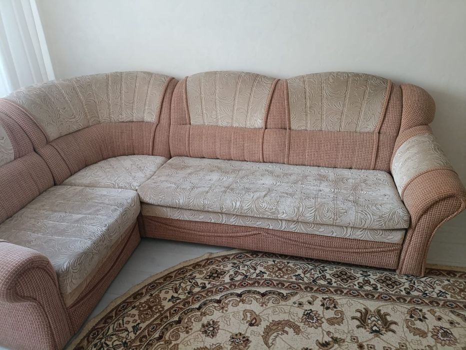 Продам угловой диван и кресло