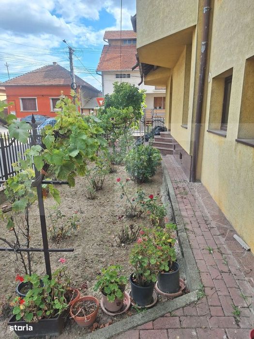 Casa de vanzare, 395 mp, zona Cotu Mic