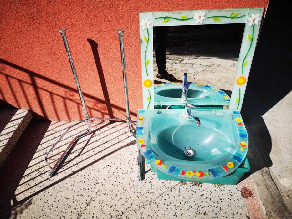 Мивка с огледло за баня