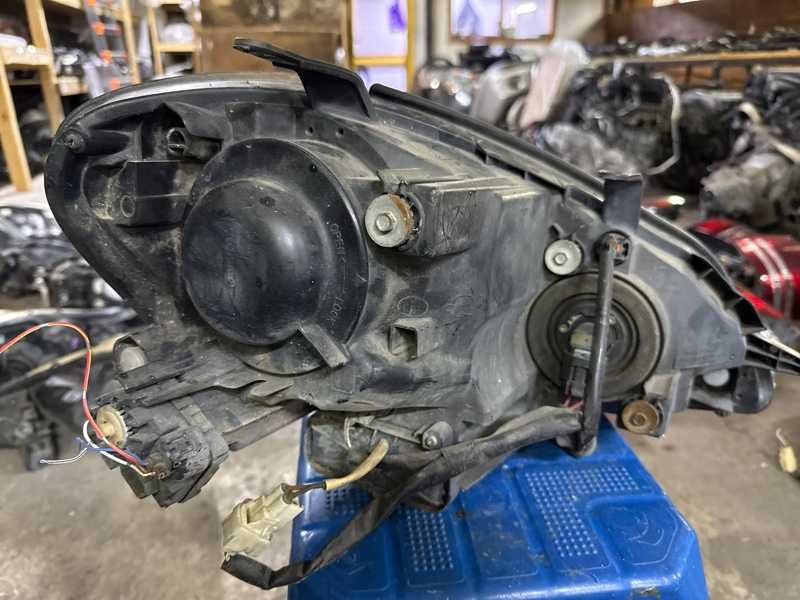 Фара ксеноновая Toyota Ipsum