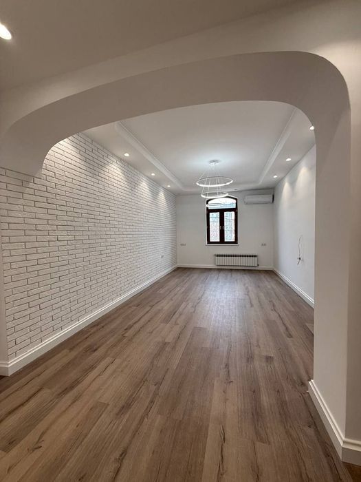 Продаётся 4ком на Ц2, 212м2 ор-р: Алайский рынок, Финансовый институт