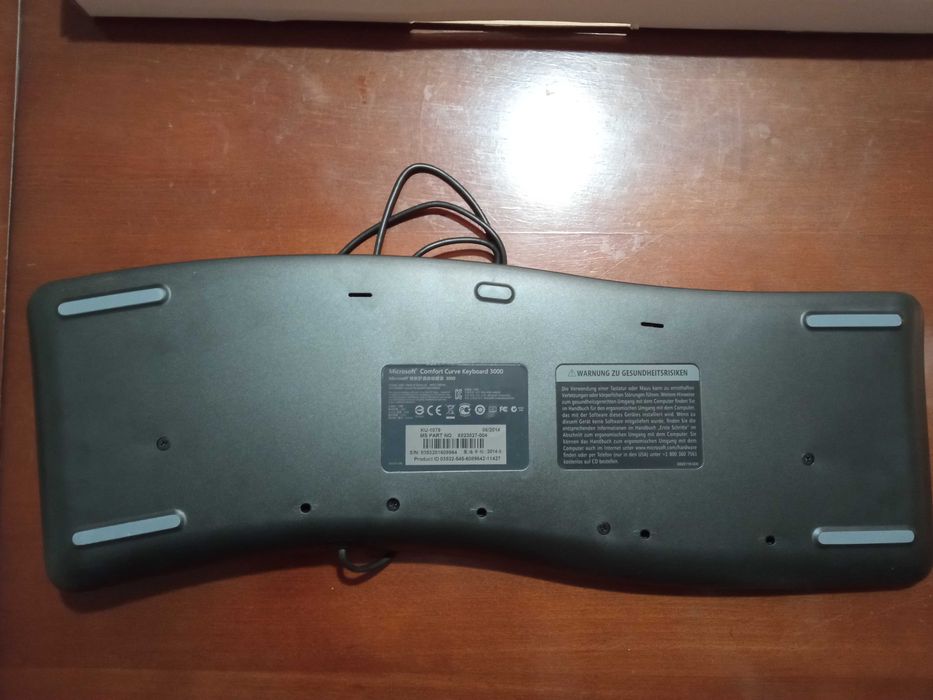 Клавиатура - механична, с кабел.