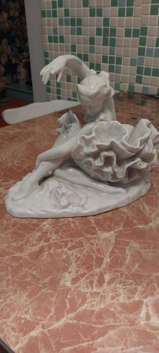 Фарфоровая статуэтка.