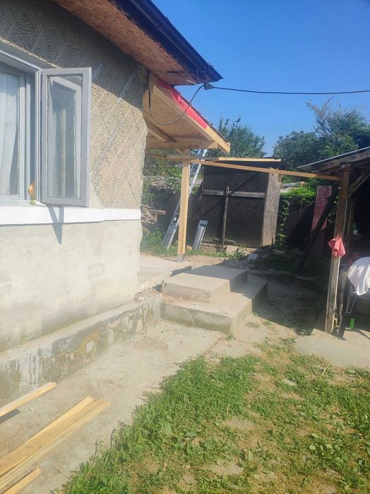 2 Case cu Teren mare langa Primarie