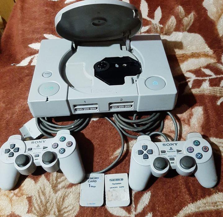 Vând PlayStation 1 făt complet cu 2 manete în stare buna
