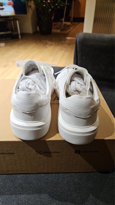 Нови кожени обувки